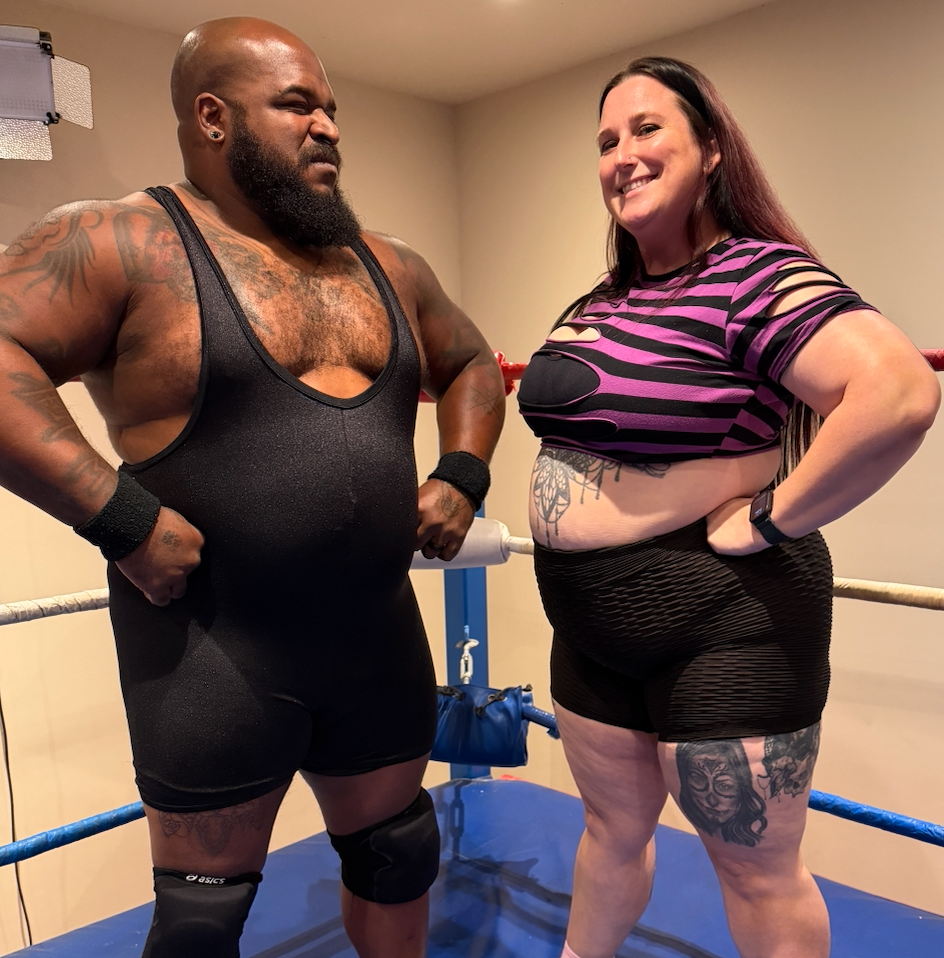 Mixed Wrestling: Big Bear Crushes Curvy Kara's Ankles!